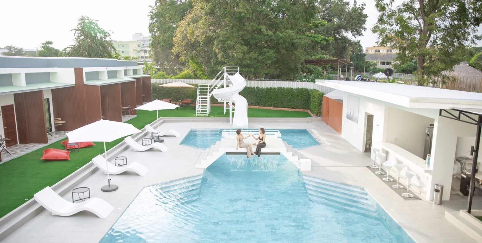 Big Alice Pool Villa พูลวิลล่า 13 ห้องนอน พร้อมสระว่ายน้ำส่วนตัวและสไลเดอร์ โต๊ะพูล และพื้นที่พักผ่อนกลางแจ้ง ภายใต้แบรนด์ SweetStay Pattaya